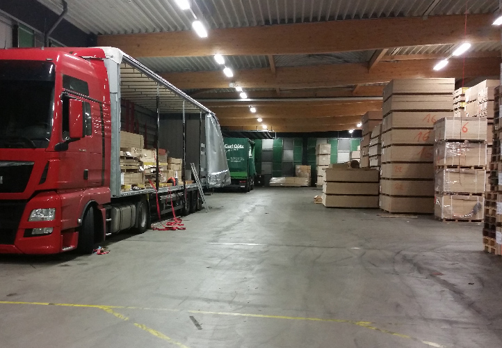 LKW in Lagerhalle